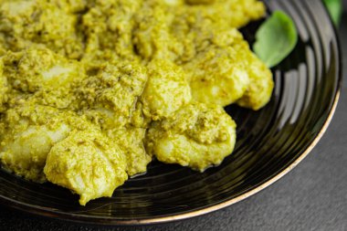 Gnocchi pesto sosu yeşil lezzetli aperatif taze gurme yemek arkaplanı masanın üstünde rustik üst görünüm fotokopi alanı vejetaryen ve vejetaryen yemekleri