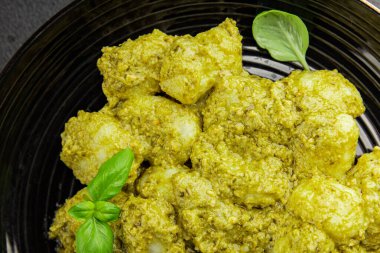 Gnocchi pesto sosu yeşil lezzetli aperatif taze gurme yemek arkaplanı masanın üstünde rustik üst görünüm fotokopi alanı vejetaryen ve vejetaryen yemekleri