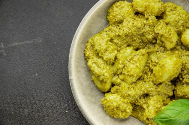Gnocchi pesto sosu yeşil lezzetli aperatif taze gurme yemek arkaplanı masanın üstünde rustik üst görünüm fotokopi alanı vejetaryen ve vejetaryen yemekleri