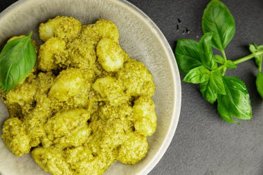 Gnocchi pesto sosu yeşil lezzetli aperatif taze gurme yemek arkaplanı masanın üstünde rustik üst görünüm fotokopi alanı vejetaryen ve vejetaryen yemekleri