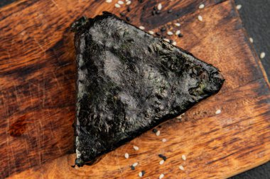 Onigiri sushi ton balığı. Japon yemeği. Lezzetli aperatifler.