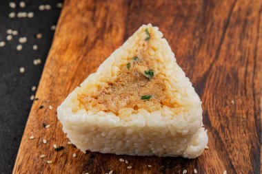 Onigiri sushi ton balığı. Japon yemeği. Lezzetli aperatifler.