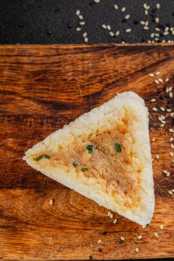 Onigiri sushi ton balığı. Japon yemeği. Lezzetli aperatifler.