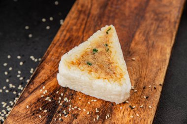 Onigiri sushi ton balığı. Japon yemeği. Lezzetli aperatifler.