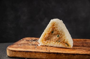 Onigiri sushi ton balığı. Japon yemeği. Lezzetli aperatifler.