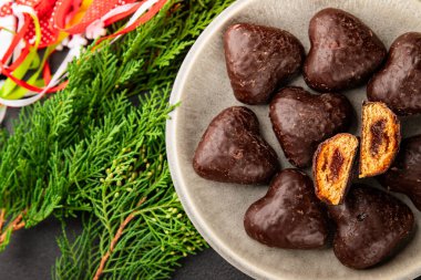 Zencefilli çikolatalı kalp şeklinde ballı pasta Noel tatlı tatlı tatlı yeni yıl doğal ürün lezzetli çerez lezzetli gurme yemek arka planı masanın kırsal kesiminde fotokopi alanı