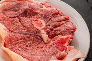 Kemiksiz jambonlu biftek, çiğ domuz jambonu kemikli lezzetli aperatif taze gurme yemek arkaplanı masa kırsal yiyeceklerin üst görünümü fotokopi alanı.