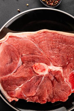 Kemiksiz jambonlu biftek, çiğ domuz jambonu kemikli lezzetli aperatif taze gurme yemek arkaplanı masa kırsal yiyeceklerin üst görünümü fotokopi alanı.