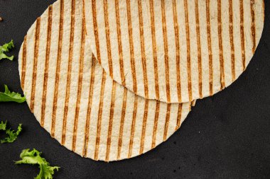 Lavaş ızgarası lezzetli atıştırmalıklar için hazır taze gurme yemek arkaplanı masa rustik gıda üst görünüm fotokopi alanı