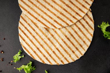 Lavaş ızgarası lezzetli atıştırmalıklar için hazır taze gurme yemek arkaplanı masa rustik gıda üst görünüm fotokopi alanı