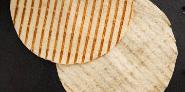 Lavaş ızgarası lezzetli atıştırmalıklar için hazır taze gurme yemek arkaplanı masa rustik gıda üst görünüm fotokopi alanı