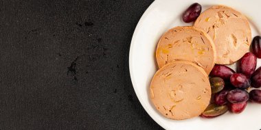 Kaz ciğeri ezmesi kaz ciğeri leziz aperatif lezzetli lezzetli gurme yemek arkaplanı masanın kırsal kesiminde fotokopi alanı