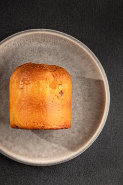 Panettone küçük tatlı hamur işleri geleneksel tatlı Paskalya pastası lezzetli çerezler lezzetli gurme yemek arka planı masanın kırsal kesiminde fotokopi alanı.