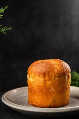 Panettone küçük tatlı hamur işleri geleneksel tatlı Paskalya pastası lezzetli çerezler lezzetli gurme yemek arka planı masanın kırsal kesiminde fotokopi alanı.