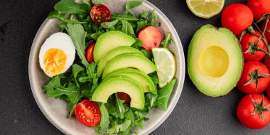Avokado salatası roka, yumurta, domates, karışık yeşillikler, sebzeler taze gurme yemek arka plan lezzetli yemek masa üstü kırsal yemek fotokopi alanı keto ve paleo diyeti vejetaryen yemeği