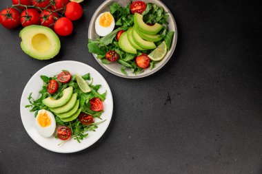 Avokado salatası roka, yumurta, domates, karışık yeşillikler, sebzeler taze gurme yemek arka plan lezzetli yemek masa üstü kırsal yemek fotokopi alanı keto ve paleo diyeti vejetaryen yemeği