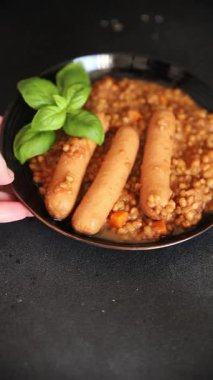 Sosisli mercimek ikinci tabak yemek iştah açıcı taze gurme yemek arkaplanı masa kırsal üst görünüm fotokopi alanı