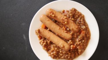 Sosisli mercimek ikinci tabak yemek iştah açıcı taze gurme yemek arkaplanı masa kırsal üst görünüm fotokopi alanı