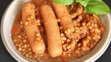 Sosisli mercimek ikinci tabak yemek iştah açıcı taze gurme yemek arkaplanı masa kırsal üst görünüm fotokopi alanı