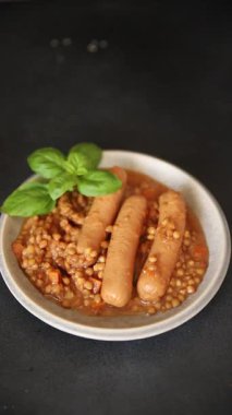 Sosisli mercimek ikinci tabak yemek iştah açıcı taze gurme yemek arkaplanı masa kırsal üst görünüm fotokopi alanı