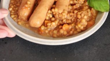 Sosisli mercimek ikinci tabak yemek iştah açıcı taze gurme yemek arkaplanı masa kırsal üst görünüm fotokopi alanı