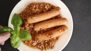 Sosisli mercimek ikinci tabak yemek iştah açıcı taze gurme yemek arkaplanı masa kırsal üst görünüm fotokopi alanı