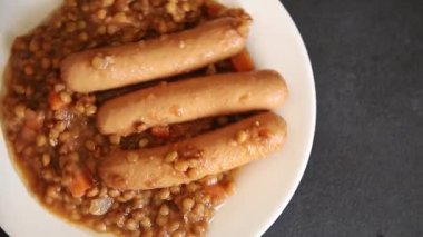 Sosisli mercimek ikinci tabak yemek iştah açıcı taze gurme yemek arkaplanı masa kırsal üst görünüm fotokopi alanı