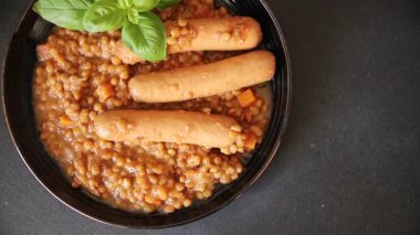 Sosisli mercimek ikinci tabak yemek iştah açıcı taze gurme yemek arkaplanı masa kırsal üst görünüm fotokopi alanı