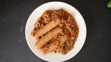 Sosisli mercimek ikinci tabak yemek iştah açıcı taze gurme yemek arkaplanı masa kırsal üst görünüm fotokopi alanı