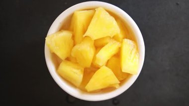 Ananas konservesi tatlı meyve tatlı tatlı tatlı çerez lezzetli gurme yemek arka plan masa üzerinde rustik üst görünüm fotokopi uzay keto ve paleo diyet vejetaryen ve vejetaryen gıda