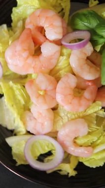 Karides salatası, deniz ürünleri, lezzetli çerezler, lezzetli gurme yemek arka planı, masa üstü fotokopi alanı keto ve paleo pessearian diyeti.