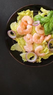 Karides salatası, deniz ürünleri, lezzetli çerezler, lezzetli gurme yemek arka planı, masa üstü fotokopi alanı keto ve paleo pessearian diyeti.