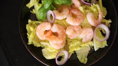 Karides salatası, deniz ürünleri, lezzetli çerezler, lezzetli gurme yemek arka planı, masa üstü fotokopi alanı keto ve paleo pessearian diyeti.