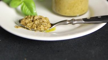 Pesto soslu fesleğen, zeytinyağı, parmesan, çam fıstığı, sarımsaklı doğal çerez taze gurme yemek arkaplanı masanın kırsal kesiminde fotokopi alanı.