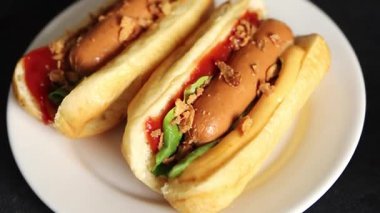 Sosisli, kızarmış soğan, sosis, çörek, fast food lezzetli gurme yemek arka planı masanın kırsal kesiminde fotokopi alanı.