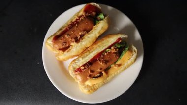 Sosisli, kızarmış soğan, sosis, çörek, fast food lezzetli gurme yemek arka planı masanın kırsal kesiminde fotokopi alanı.