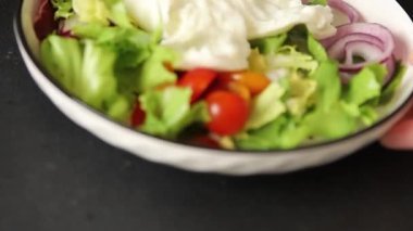 Burrata peyniri domates, mor soğan, yeşil yaprak marul lezzetli aperatif taze gurme yemek masası kırsal yiyeceklerin üst görünümü fotokopi alanı keto ve paleo diyet vejetaryen yemeği.