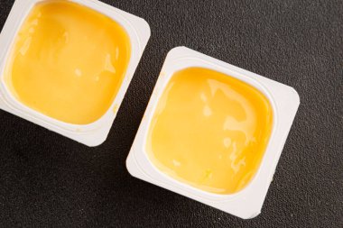 Kremalı tatlı vanilyalı tatlı doğal iştah açıcı taze lezzetli gurme yemek arkaplanı masanın kırsal kesiminde fotokopi alanı.