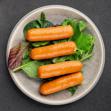 Sosis vejetaryen soya eti, bitkisel gıda, fast food, lezzetli aperatifler, lezzetli gurme yemek arka planı, masadaki rustik üst görünüm fotokopi alanı keto, ya da paleo diyet vejetaryen ya da vejetaryen yemeği.