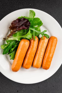 Sosis vejetaryen soya eti, bitkisel gıda, fast food, lezzetli aperatifler, lezzetli gurme yemek arka planı, masadaki rustik üst görünüm fotokopi alanı keto, ya da paleo diyet vejetaryen ya da vejetaryen yemeği.
