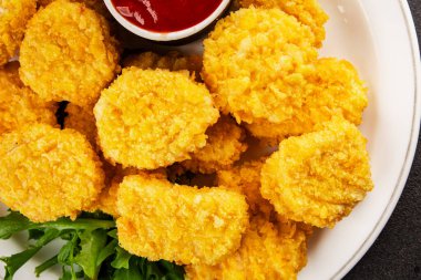 Tavuk nuggetları fast food doğal lezzetli aperatifler taze lezzetli gurme yemek arka planı masa rustik üst görünüm fotokopi alanı
