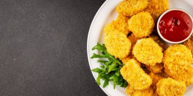 Tavuk nuggetları fast food doğal lezzetli aperatifler taze lezzetli gurme yemek arka planı masa rustik üst görünüm fotokopi alanı
