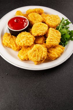 Tavuk nuggetları fast food doğal lezzetli aperatifler taze lezzetli gurme yemek arka planı masa rustik üst görünüm fotokopi alanı