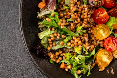 Mercimek salatası sebzeleri, domates, yeşil yaprak marul lezzetli aperatif lezzetli lezzetli gurme yemek masası kırsal üst görünüm fotokopi alanı keto ve paleo diyet vejetaryen ve vejetaryen yemekleri.