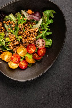 Mercimek salatası sebzeleri, domates, yeşil yaprak marul lezzetli aperatif lezzetli lezzetli gurme yemek masası kırsal üst görünüm fotokopi alanı keto ve paleo diyet vejetaryen ve vejetaryen yemekleri.