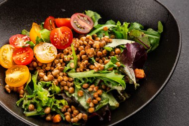 Mercimek salatası sebzeleri, domates, yeşil yaprak marul lezzetli aperatif lezzetli lezzetli gurme yemek masası kırsal üst görünüm fotokopi alanı keto ve paleo diyet vejetaryen ve vejetaryen yemekleri.