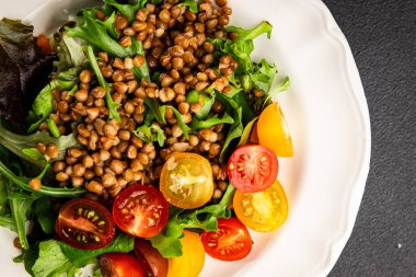 Mercimek salatası sebzeleri, domates, yeşil yaprak marul lezzetli aperatif lezzetli lezzetli gurme yemek masası kırsal üst görünüm fotokopi alanı keto ve paleo diyet vejetaryen ve vejetaryen yemekleri.