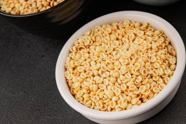 Küçük makarna davulu makarna makarna İtalyan yemeği lezzetli çerez lezzetli gurme yemek masası kırsal üst görünüm fotokopi alanı ayarlıyor