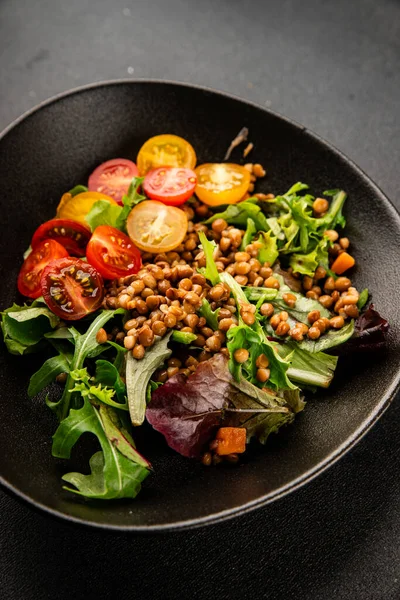 Mercimek salatası sebzeleri, domates, yeşil yaprak marul lezzetli aperatif lezzetli lezzetli gurme yemek masası kırsal üst görünüm fotokopi alanı keto ve paleo diyet vejetaryen ve vejetaryen yemekleri.