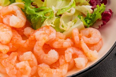 Karides salatası deniz ürünleri aperatifler lezzetli aperatifler taze gurme yemek arka planı masa rustik gıdalar üst görünüm fotokopi alanı pesseeter diyet